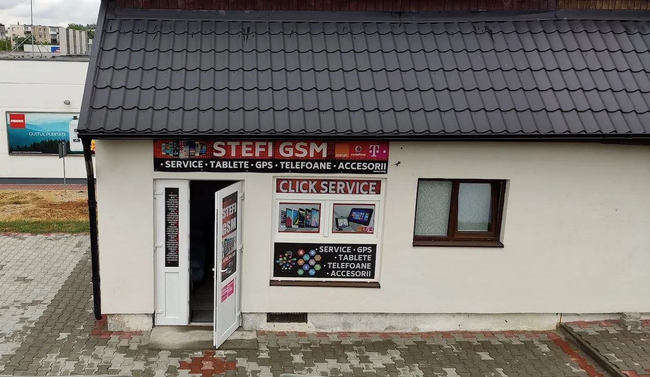 Magazinul Stefi GSM din Luduș, lângă Penny, cu firma roșie STEFI GSM